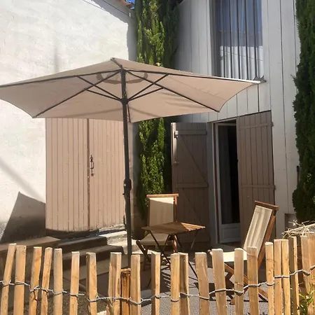 Bois Avec Terrasse Dans Le Sauternais 펜션 Illats